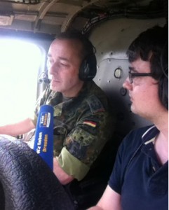 Mann mit Überblick: Reporter Andreas Szabo (r.) im Hubschrauber