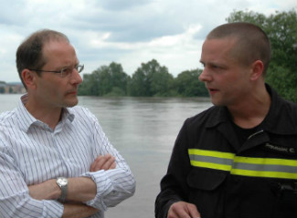 Ulbig im Gespräch mit einem Helfer, Foto: Michael Oehring, SMI